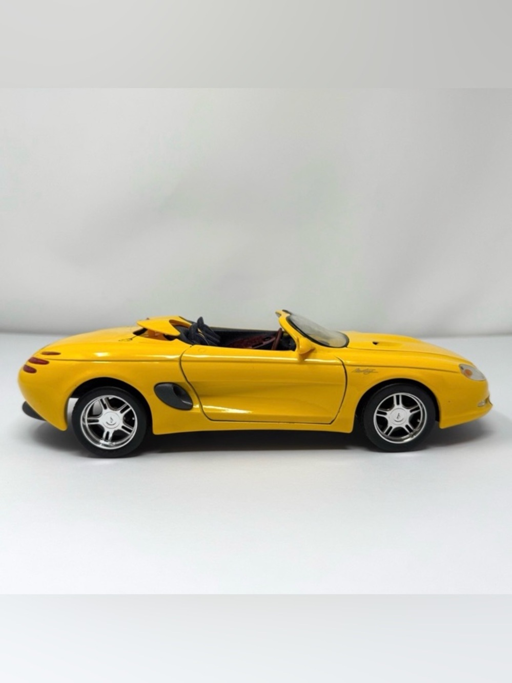 MAISTO yellow Mustang Mach III scale 1/18